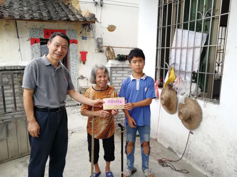 广州市安监局罗传亮副局长带第四支部开展扶贫调研慰问并举行捐赠 (2)